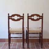 Paire de chaises rustiques vintage années 70, bois tourné, dossier médaillon, assises en corde tressée