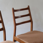 Paire de chaises scandinaves vintage années 60, dossier à barreaux trois traverses, assises retapissées tissu camel