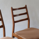 Paire de chaises scandinaves vintage années 60, dossier à barreaux trois traverses, assises retapissées tissu camel