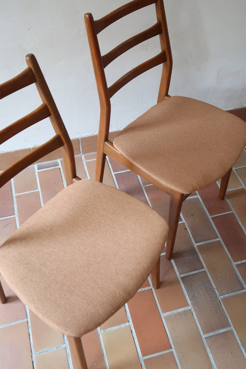 Paire de chaises scandinaves vintage années 60, dossier à barreaux trois traverses, assises retapissées tissu camel