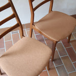 Paire de chaises scandinaves vintage années 60, dossier à barreaux trois traverses, assises retapissées tissu camel