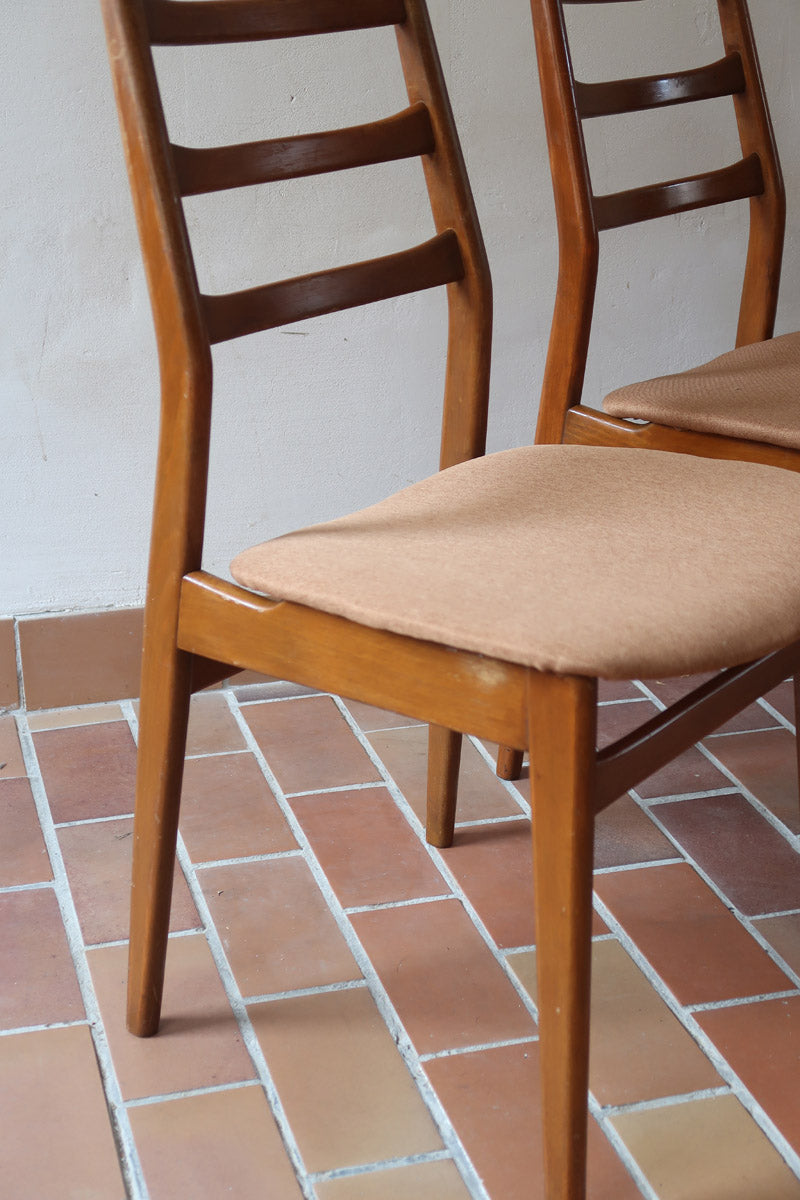 Paire de chaises scandinaves vintage années 60, dossier à barreaux trois traverses, assises retapissées tissu camel