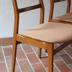 Paire de chaises scandinaves vintage années 60, dossier à barreaux trois traverses, assises retapissées tissu camel
