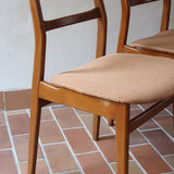 Paire de chaises scandinaves vintage années 60, dossier à barreaux trois traverses, assises retapissées tissu camel