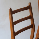 Paire de chaises scandinaves vintage années 60, dossier à barreaux trois traverses, assises retapissées tissu camel