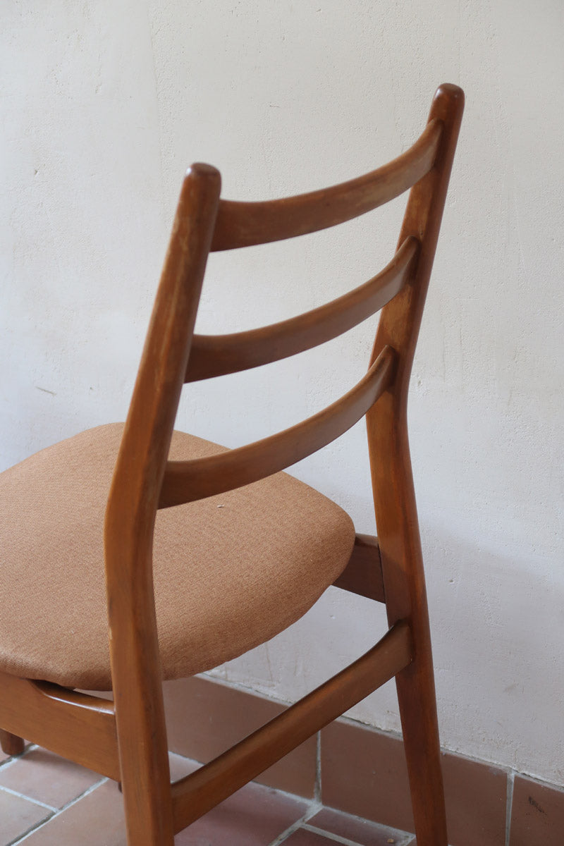 Paire de chaises scandinaves vintage années 60, dossier à barreaux trois traverses, assises retapissées tissu camel