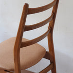 Paire de chaises scandinaves vintage années 60, dossier à barreaux trois traverses, assises retapissées tissu camel