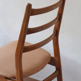 Paire de chaises scandinaves vintage années 60, dossier à barreaux trois traverses, assises retapissées tissu camel