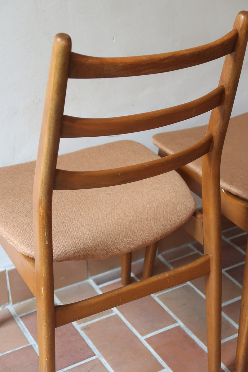Paire de chaises scandinaves vintage années 60, dossier à barreaux trois traverses, assises retapissées tissu camel