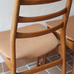 Paire de chaises scandinaves vintage années 60, dossier à barreaux trois traverses, assises retapissées tissu camel