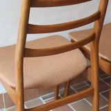 Paire de chaises scandinaves vintage années 60, dossier à barreaux trois traverses, assises retapissées tissu camel