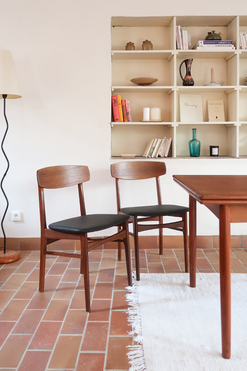  Paire de chaises scandinaves en teck avec assise en skaï noir, design danois des années 60 inspiré de Niels O. Møller.