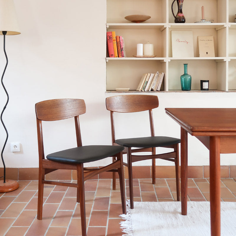  Paire de chaises scandinaves en teck avec assise en skaï noir, design danois des années 60 inspiré de Niels O. Møller.