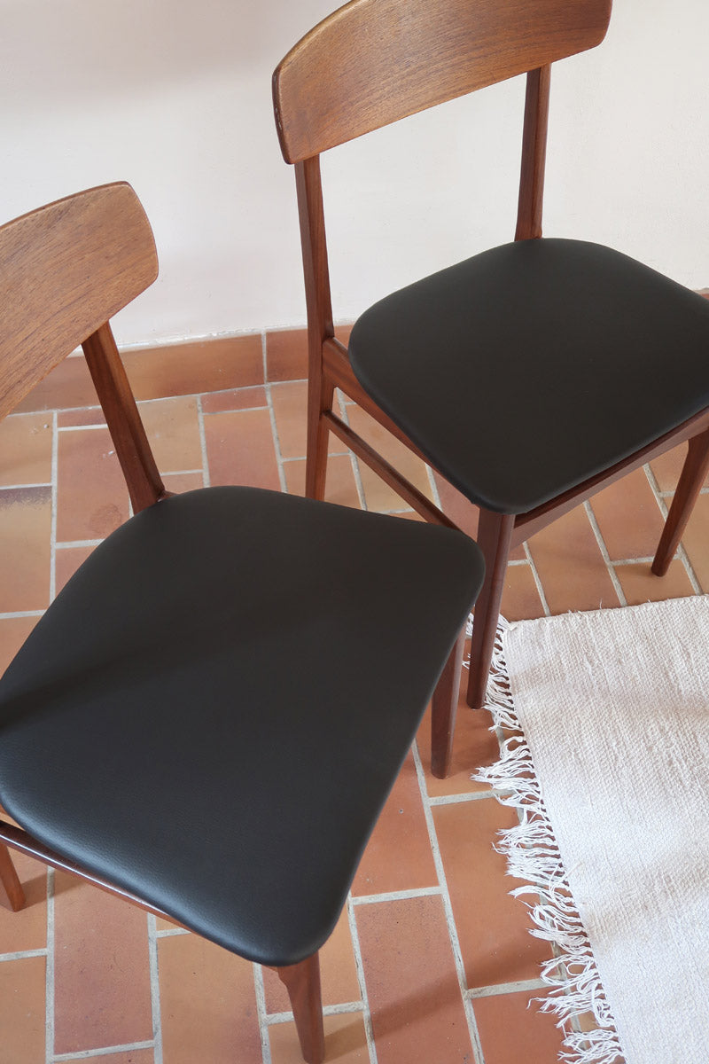  Paire de chaises scandinaves en teck avec assise en skaï noir, design danois des années 60 inspiré de Niels O. Møller.
