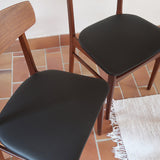  Paire de chaises scandinaves en teck avec assise en skaï noir, design danois des années 60 inspiré de Niels O. Møller.