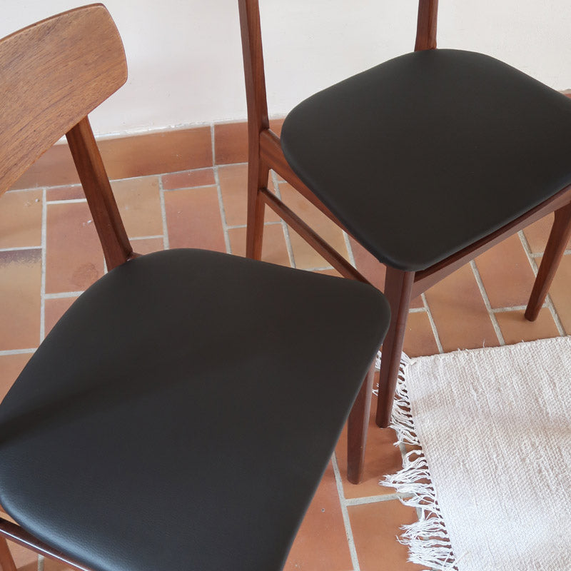  Paire de chaises scandinaves en teck avec assise en skaï noir, design danois des années 60 inspiré de Niels O. Møller.
