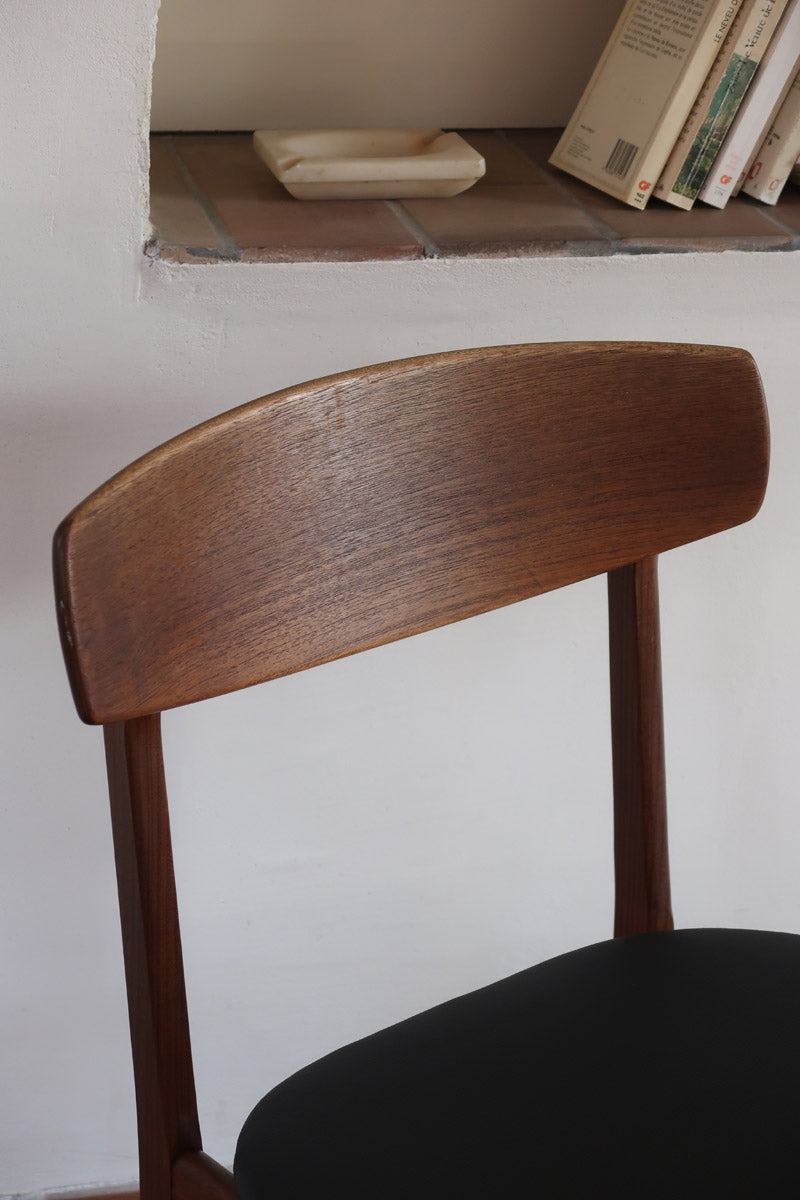  Paire de chaises scandinaves en teck avec assise en skaï noir, design danois des années 60 inspiré de Niels O. Møller.