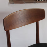  Paire de chaises scandinaves en teck avec assise en skaï noir, design danois des années 60 inspiré de Niels O. Møller.