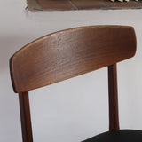  Paire de chaises scandinaves en teck avec assise en skaï noir, design danois des années 60 inspiré de Niels O. Møller.