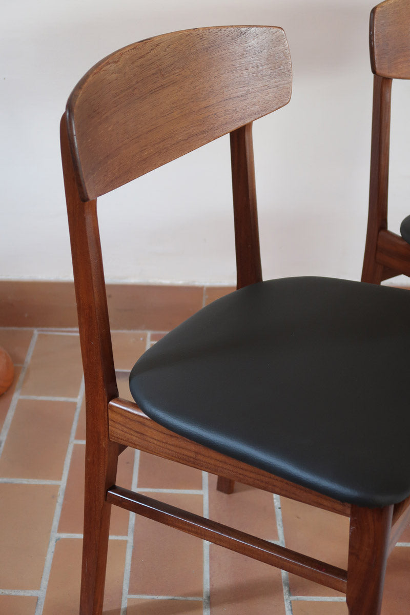  Paire de chaises scandinaves en teck avec assise en skaï noir, design danois des années 60 inspiré de Niels O. Møller.