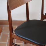  Paire de chaises scandinaves en teck avec assise en skaï noir, design danois des années 60 inspiré de Niels O. Møller.