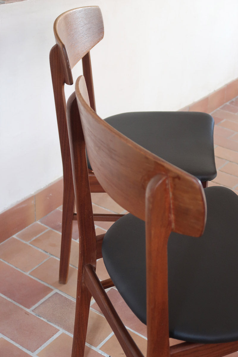  Paire de chaises scandinaves en teck avec assise en skaï noir, design danois des années 60 inspiré de Niels O. Møller.