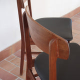  Paire de chaises scandinaves en teck avec assise en skaï noir, design danois des années 60 inspiré de Niels O. Møller.