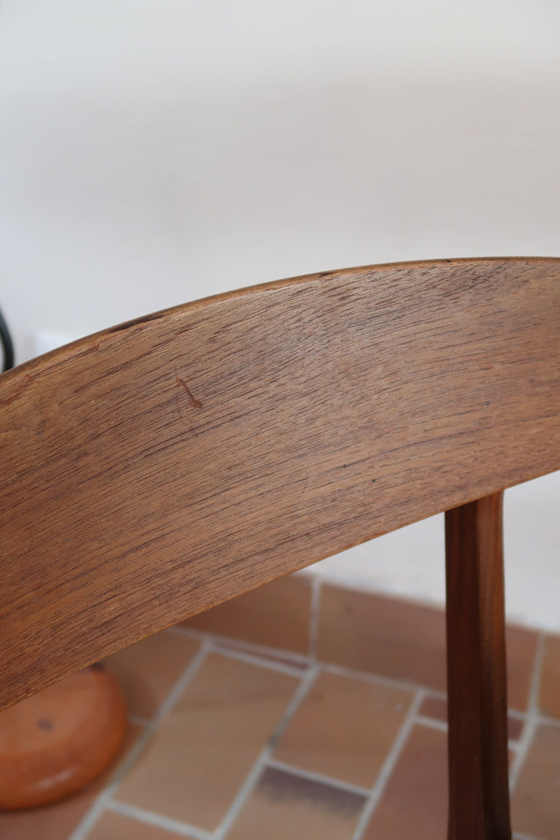  Paire de chaises scandinaves en teck avec assise en skaï noir, design danois des années 60 inspiré de Niels O. Møller.