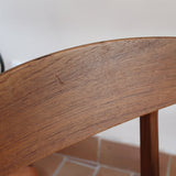  Paire de chaises scandinaves en teck avec assise en skaï noir, design danois des années 60 inspiré de Niels O. Møller.