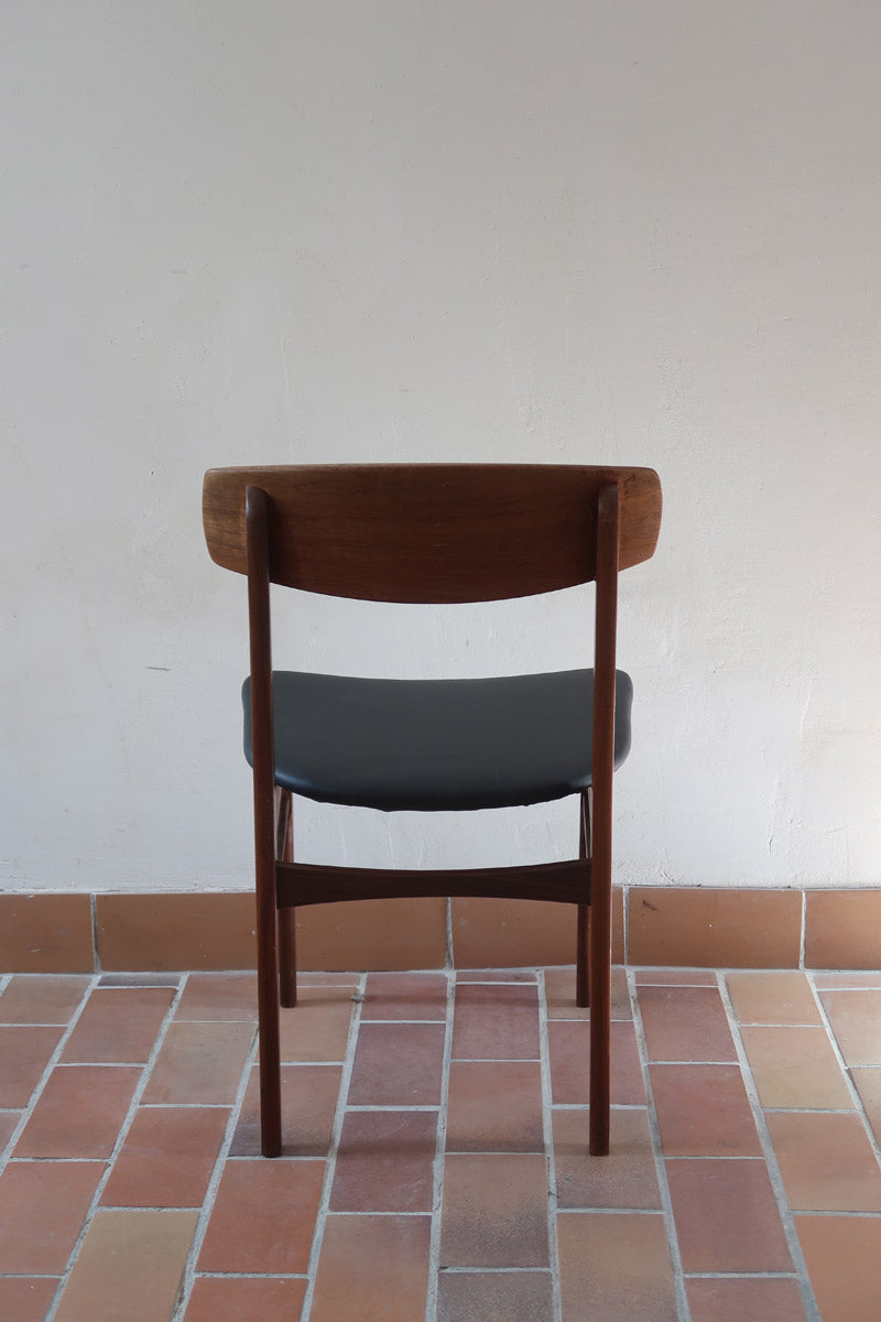  Paire de chaises scandinaves en teck avec assise en skaï noir, design danois des années 60 inspiré de Niels O. Møller.