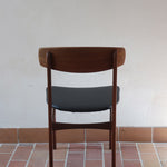  Paire de chaises scandinaves en teck avec assise en skaï noir, design danois des années 60 inspiré de Niels O. Møller.