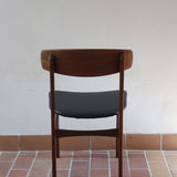  Paire de chaises scandinaves en teck avec assise en skaï noir, design danois des années 60 inspiré de Niels O. Møller.