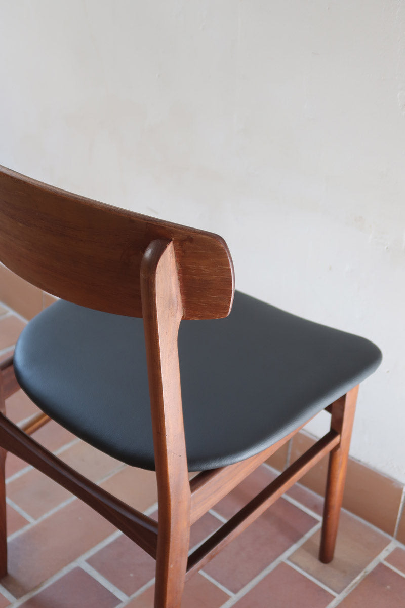  Paire de chaises scandinaves en teck avec assise en skaï noir, design danois des années 60 inspiré de Niels O. Møller.