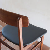 Paire de chaises scandinaves en teck avec assise en skaï noir, design danois des années 60 inspiré de Niels O. Møller.