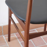  Paire de chaises scandinaves en teck avec assise en skaï noir, design danois des années 60 inspiré de Niels O. Møller.