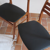 Paire de chaises scandinaves en teck avec dossier à lattes et assise en skaï noir, design danois des années 60.