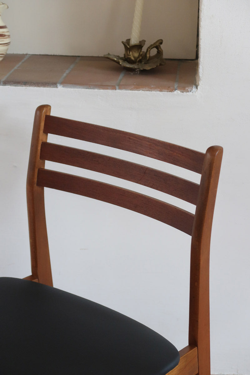 Paire de chaises scandinaves en teck avec dossier à lattes et assise en skaï noir, design danois des années 60.