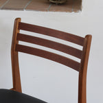 Paire de chaises scandinaves en teck avec dossier à lattes et assise en skaï noir, design danois des années 60.