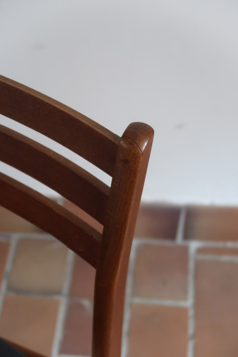 Paire de chaises scandinaves en teck avec dossier à lattes et assise en skaï noir, design danois des années 60.