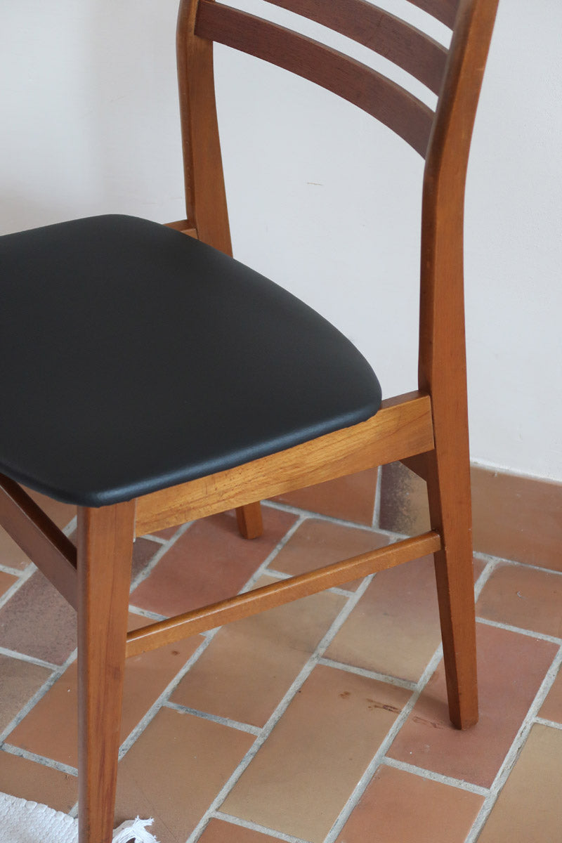 Paire de chaises scandinaves en teck avec dossier à lattes et assise en skaï noir, design danois des années 60.