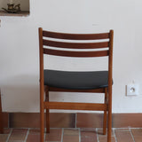 Paire de chaises scandinaves en teck avec dossier à lattes et assise en skaï noir, design danois des années 60.