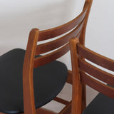 Paire de chaises scandinaves en teck avec dossier à lattes et assise en skaï noir, design danois des années 60.