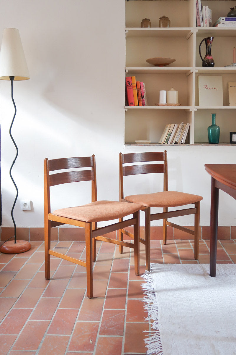 Paire de chaises scandinaves en teck, dossier à deux lattes, assise tissu terracotta (brique clair), années 60.