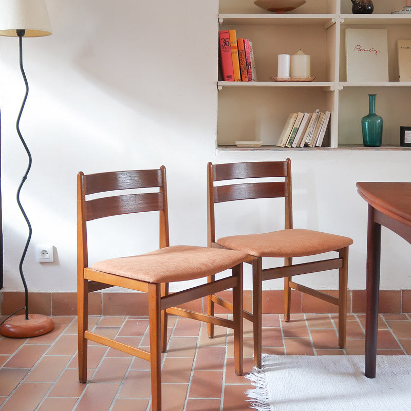 Paire de chaises scandinaves en teck, dossier à deux lattes, assise tissu terracotta (brique clair), années 60.