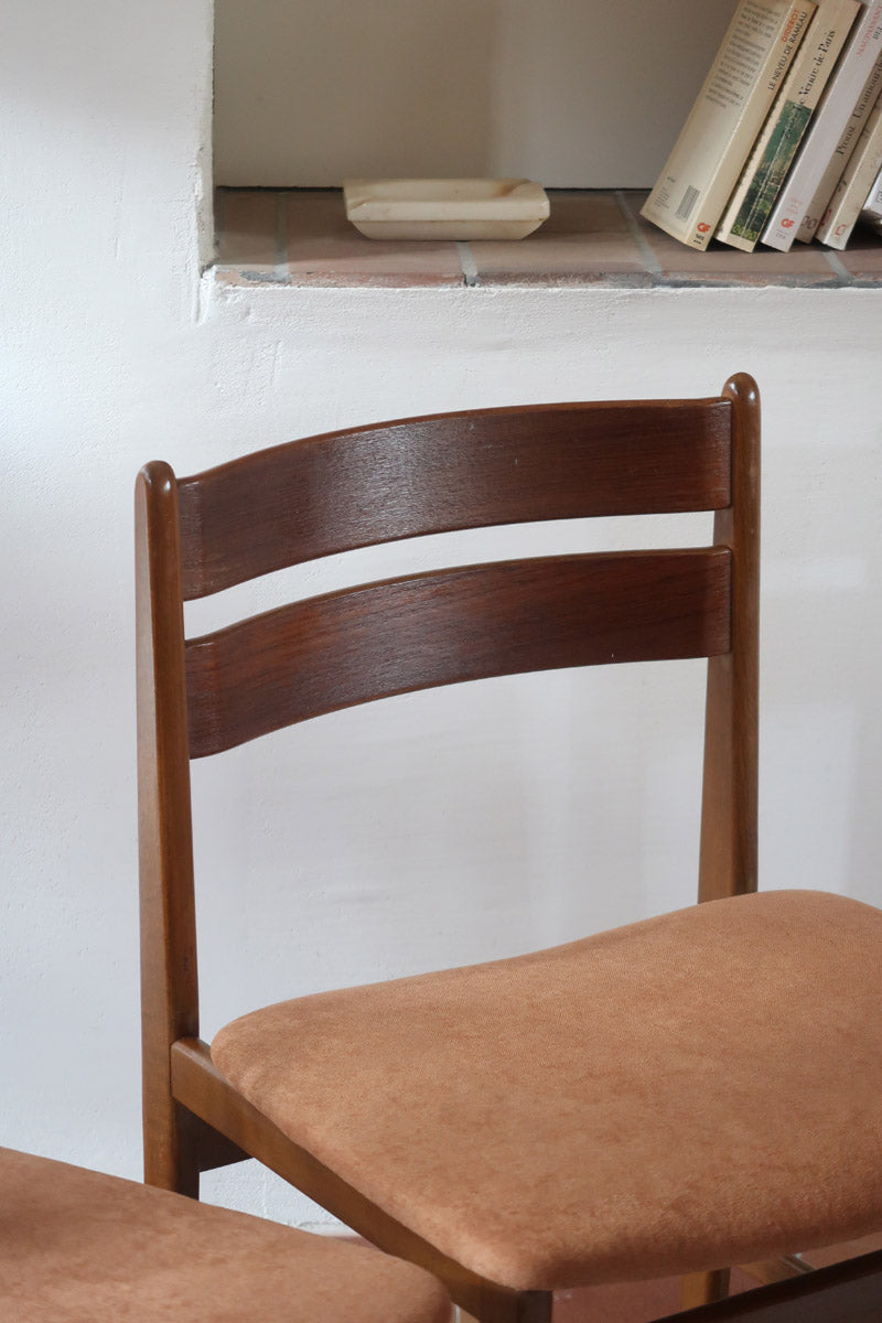 Paire de chaises scandinaves en teck, dossier à deux lattes, assise tissu terracotta (brique clair), années 60.