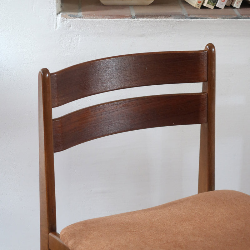 Paire de chaises scandinaves en teck, dossier à deux lattes, assise tissu terracotta (brique clair), années 60.