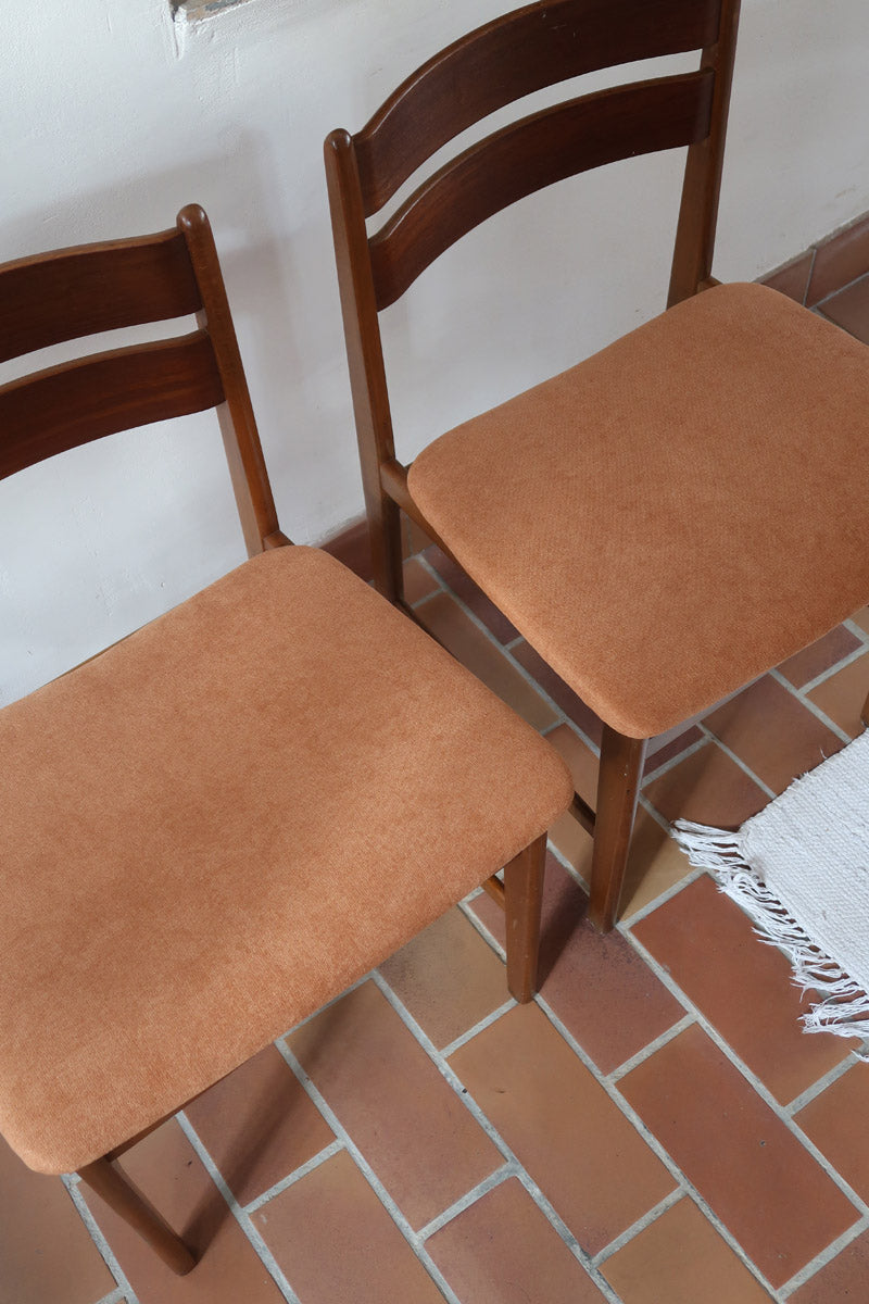 Paire de chaises scandinaves en teck, dossier à deux lattes, assise tissu terracotta (brique clair), années 60.