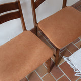 Paire de chaises scandinaves en teck, dossier à deux lattes, assise tissu terracotta (brique clair), années 60.