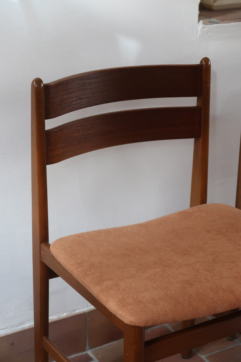 Paire de chaises scandinaves en teck, dossier à deux lattes, assise tissu terracotta (brique clair), années 60.