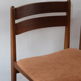 Paire de chaises scandinaves en teck, dossier à deux lattes, assise tissu terracotta (brique clair), années 60.